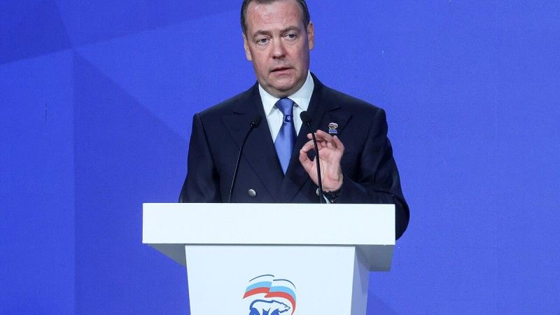 Dmitrij Miedwiediew przemawia - zdjęcie poglądowe