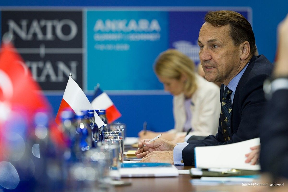 Russia struck right next to the Polish border. Sikorski: Putin is escalating the situation
