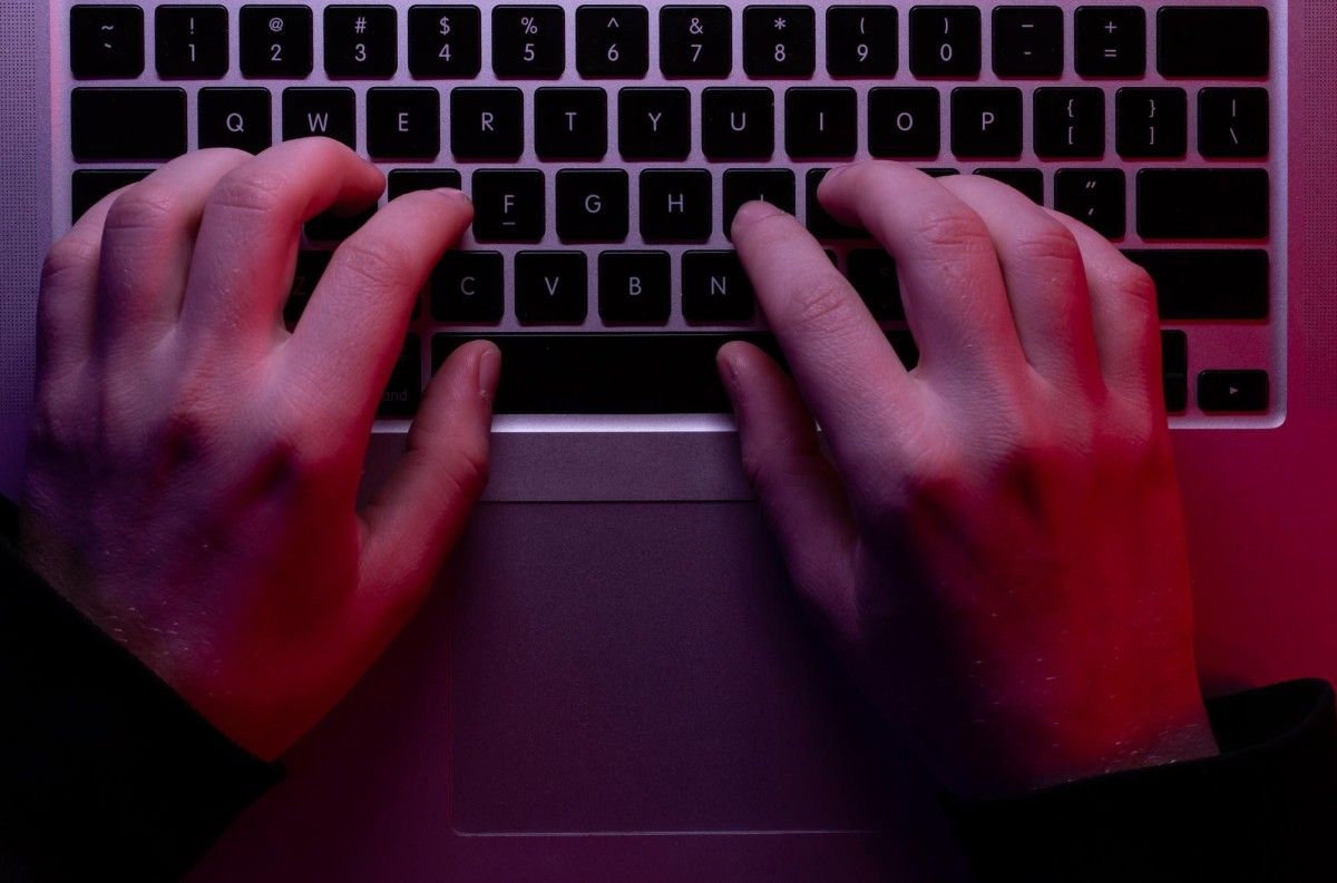 Piszesz do szkoły, mail trafia do cyberprzestępcy. Incydent w liceum