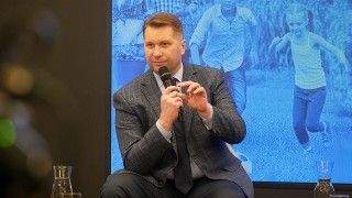 Przemysław Czarnek przemawia - zdjęcie poglądowe
