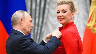 Maria Zacharowa odznaczana przez Putina - zdjęcie poglądowe