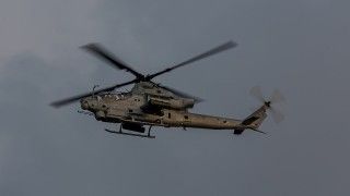 Śmigłowiec Bell AH-1Z Viper w locie - zdjęcie poglądowe