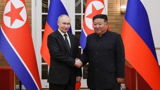 Władimir Putin i Kim Dzong Un trzymają się za ręce - zdjęcie poglądowe