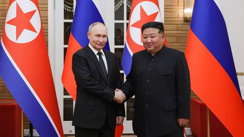 Władimir Putin i Kim Dzong Un trzymają się za ręce - zdjęcie poglądowe