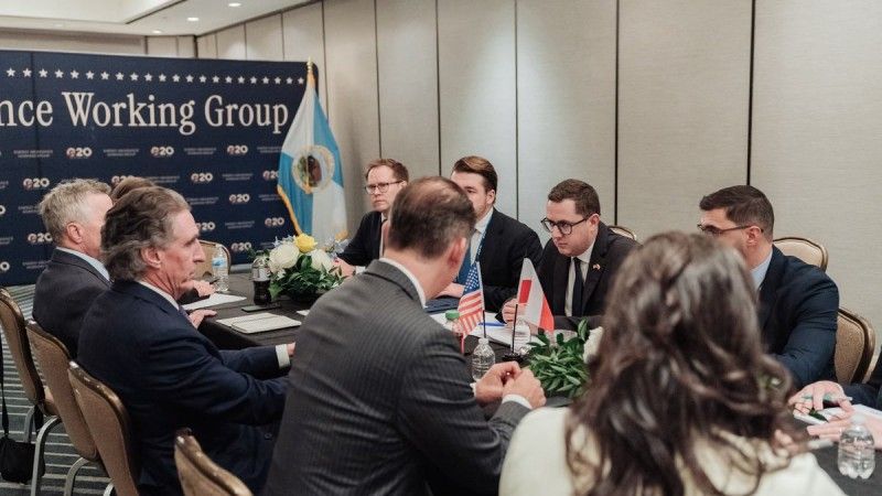 Delegacja Ministerstwa Energii na czele z ministrem Miłoszem Motyką w czasie rozmów z Sekretarzem Zasobów Wewnętrznych USA Dougiem Burgumem w Huston we wrześniu 2026 r.