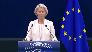 Ursula von der Leyen przemawia zza mównicy