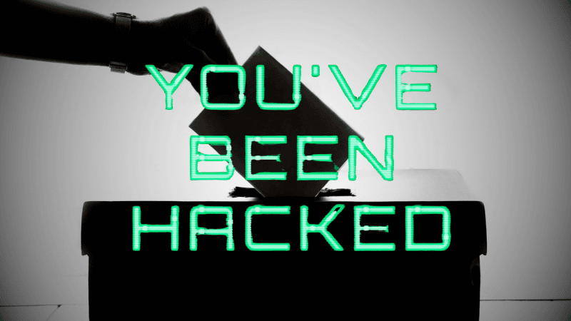 Urna do głosowania w wyborach z napisem "You've Been Hacked".