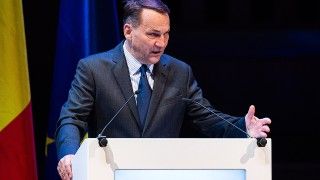 Radosław Sikorski przemawia - zdjęcie poglądowe