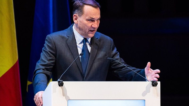 Radosław Sikorski przemawia - zdjęcie poglądowe