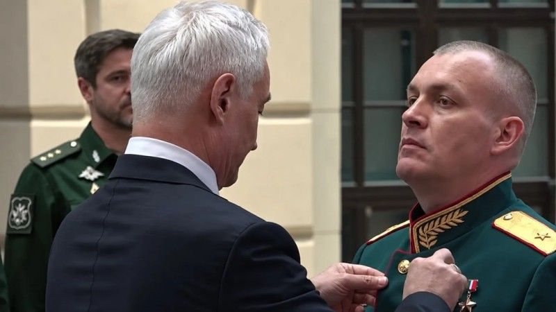 Zabity w ukraińskim uderzeniu generał-major Anton Grunis, w chwili odznaczania go tytułem Bohatera Federacji Rosyjskiej.
