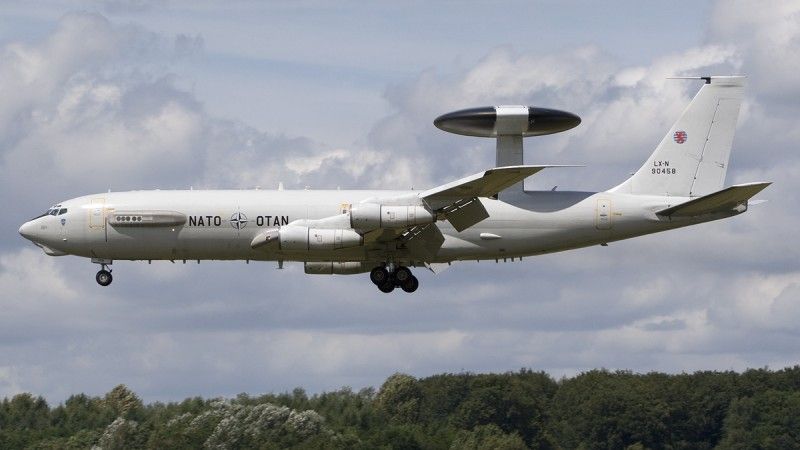 Boeing E-3A Sentry AWACS w locie - zdjęcie poglądowe