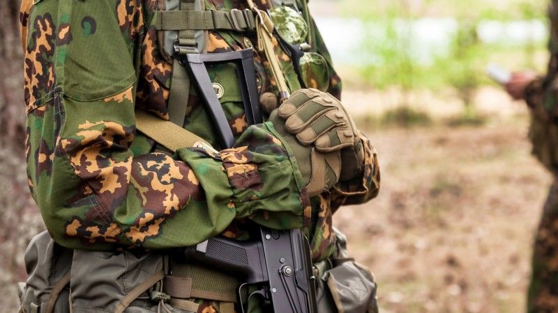 Żołnierz podczas ćwiczeń w lesie - zdjęcie poglądowe