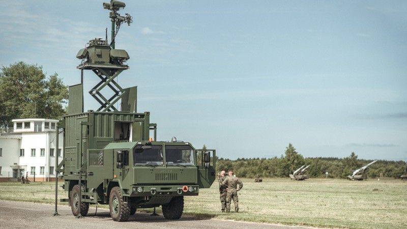 System do lokalizowania i zwalczania bezzałogowców Advanced Protection Systems (APS) SKYctrl. Ten zestaw w zabudowie kontenerowej (na zdjęciu w położeniu bojowym) jest przewożony przez samochód ciężarowy Jelcz 442.32.