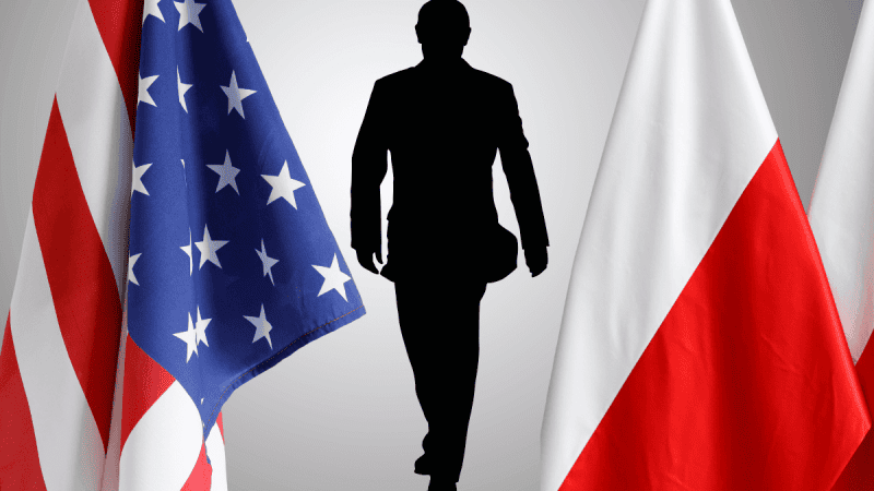 Flagi USA i Polski pomiędzy sylwetką Putina.