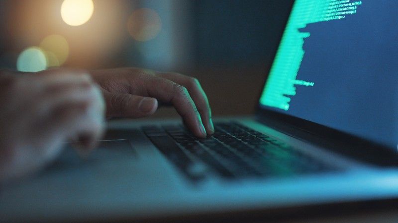 Mężczyzna dokonuje cyberataku - zdjęcie ilustracyjne