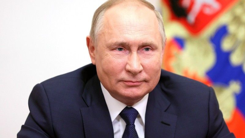Władimir Putin na tle rosyjskiej flagi - zdjęcie poglądowe