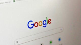 Google naruszyło zapisy UODO w zakresie przetwarzania danych osobowych - stwierdziła irlandzka Komisja Ochrony Danych. Wyszukiwarka otrzymała karę w wysokości 403 mln euro.