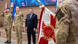 Płk Jarosław Wacko (odpowiedzialny za program CyberLEGION), gen. dyw. dr inż. Mariusz Chmielewski (dowódca DKWOC) oraz Waldemar Żurek (minister sprawiedliwości) podczas uroczystości podpisania porozumienia w Legionowie.