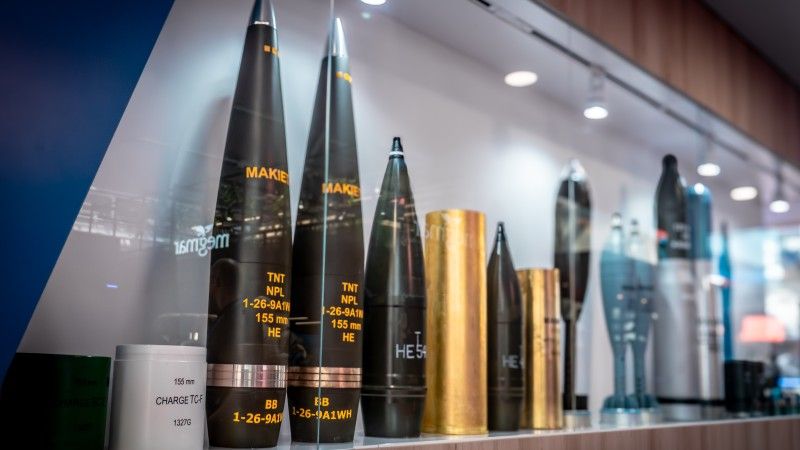 Oferta amunicji wielkokalibrowej spółki Niewiadów Polska Grupa Militarna prezentowana na XXXIV Międzynarodowym Salonie Przemysłu Obronnego w Kielcach. Na pierwszym planie 155 mm pocisk NPL opracowany wspólnie z PGO i WITU.