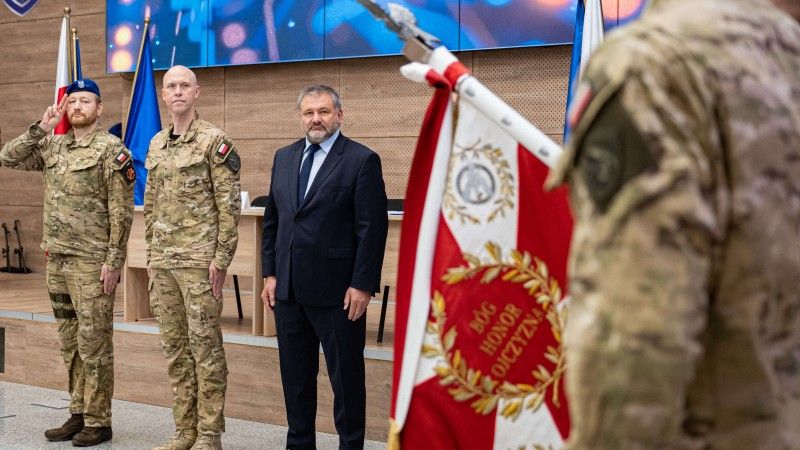 Płk Jarosław Wacko (odpowiedzialny za program CyberLEGION), gen. dyw. dr inż. Mariusz Chmielewski (dowódca DKWOC) oraz Waldemar Żurek (minister sprawiedliwości) podczas uroczystości podpisania porozumienia w Legionowie.