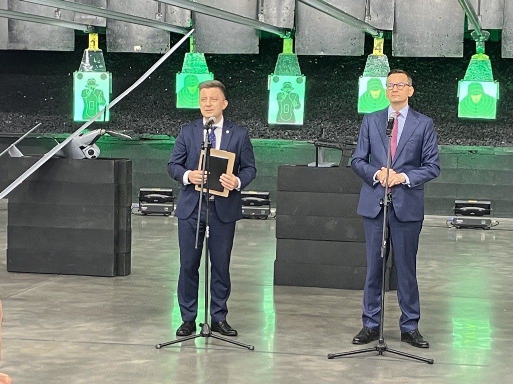 Obowiązkowe szkolenie, milionowa rezerwa i broń o zasięgu 2000 km. Morawiecki i Dworczyk przedstawili plan dla armii