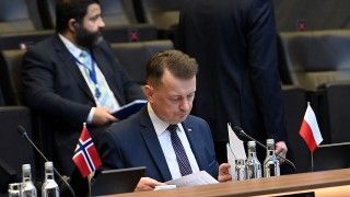 Mariusz Błaszczak czyta - zdjęcie poglądowe