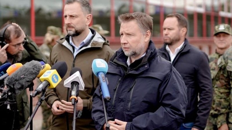 Wspólna konferencja prasowa ministrów spraw wewnętrznych i administracji Marcina Kierwińskiego i ministra obrony narodowej Władysława Kosiniaka-Kamysza na przejściu granicznym Dorohusk-Jagodzin