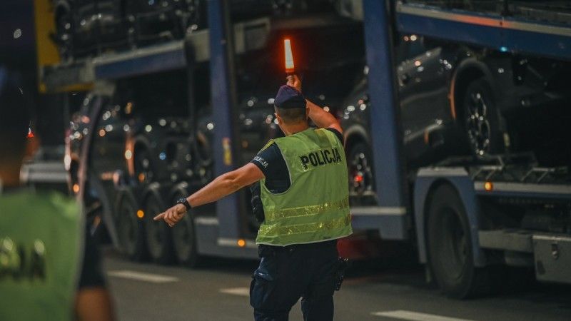 Policjant na przejściu granicznym