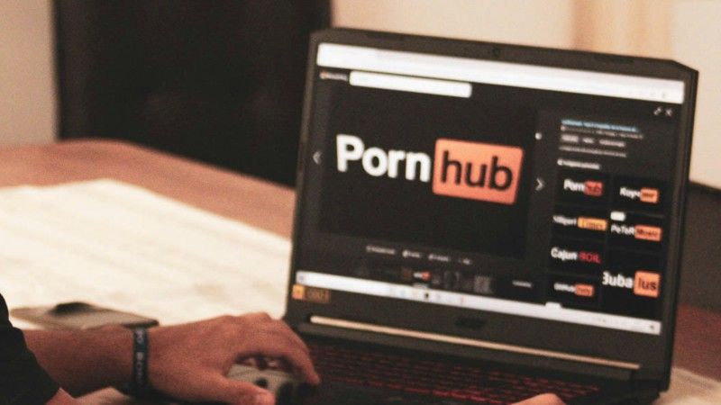 Czy Pornhub popełnił błąd przy wdrażaniu weryfikacji wieku? Brytyjski Ofcom wszczął postępowanie mające wyjaśnić, czy platforma nie naruszyła przepisów Online Safety Act.