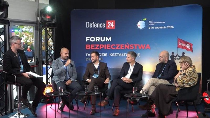 Prowadzący i pięcioro panelistów podczas dyskusji o cybersuwerenności na Forum Bezpieczeństwa Defence24 w Karpaczu. Jeden z uczestników mówi do mikrofonu.