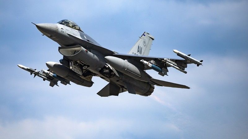 Myśliwiec F-16 w locie - zdjęcie poglądowe