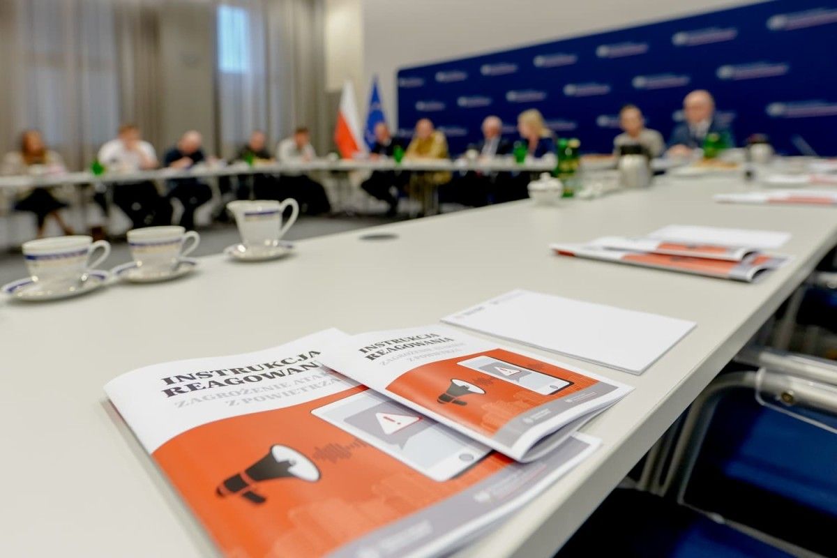Jak reagować na atak z powietrza? MSWiA przygotowało specjalną instrukcję