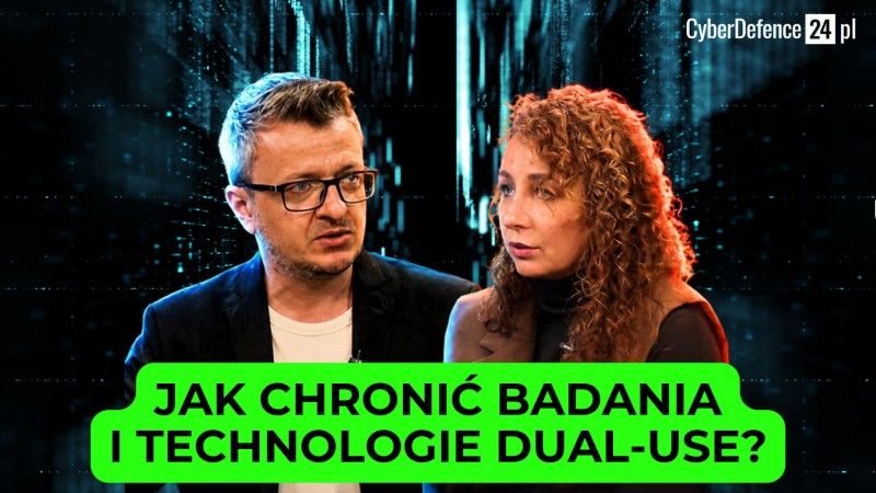Pilewski i Izabela Albrycht podczas rozmowy w studiu CyberDefence24. Na grafice widnieje hasło: „Jak chronić badania i technologie dual-use?”.