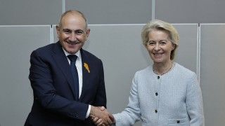 Premier Armenii Nikol Paszynian i szefowa KE Ursula von der Leyen.