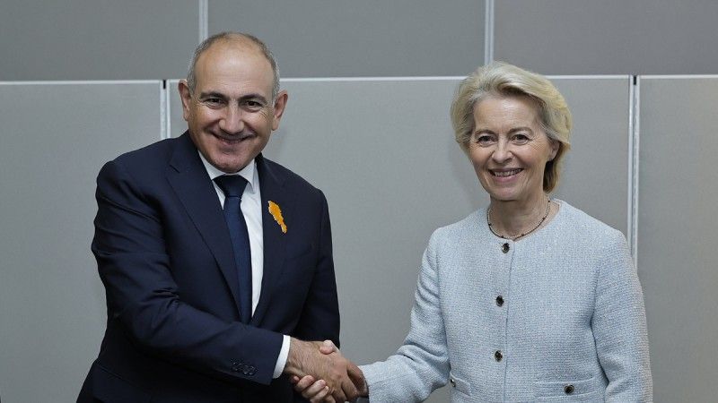 Premier Armenii Nikol Paszynian i szefowa KE Ursula von der Leyen.