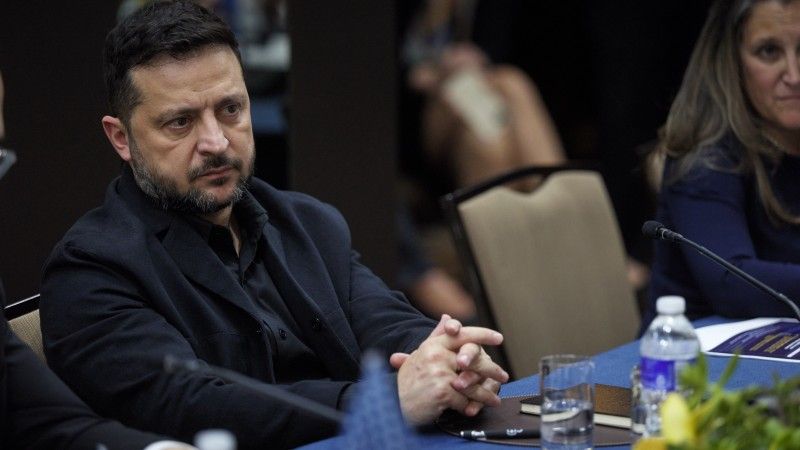 Wołodymyr Zełenski podczas spotkania przy stole