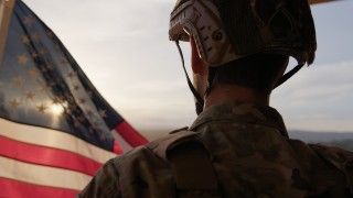 Żołnierz USA na tle amerykańskiej flagi - zdjęcie ilustracyjne