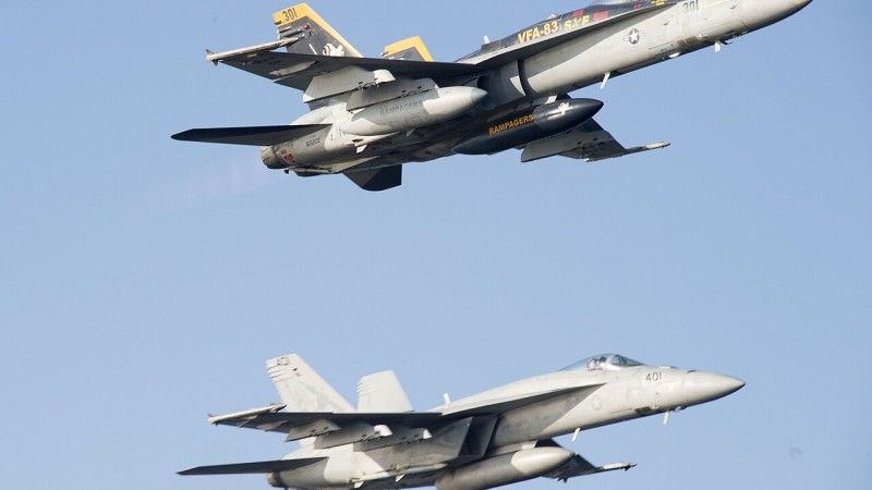 Dwa samoloty F-18 w locie - zdjęcie poglądowe