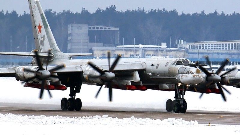 rakiety Ch-101 podwieszone pod rosyjski samolot bombowy Tu-95MS