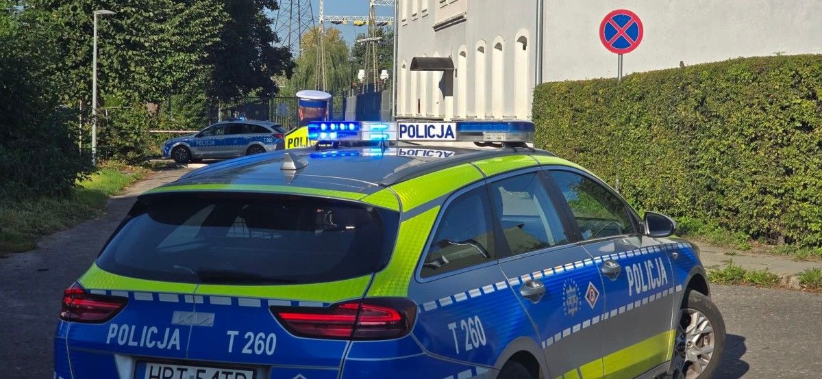 Więcej patroli wokół szkół. Premier: policjanci przynajmniej raz dziennie powinni wejść do budynku