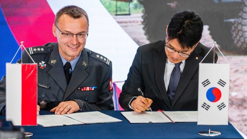 Podpisanie umowy sublicencyjnej między Hanwha Aerospace a Agencją Uzbrojenia ws. programu Homar-K podczas XXXIV MSPO. Po lewej płk Robert Frommholz, zastępca szefa Agencji Uzbrojenia, po prawej Lee Boo-hwan, prezes zarządu Hanwha Aerospace.