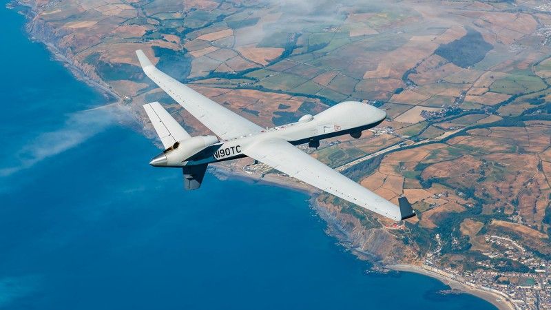 Bezzałogowy statek powietrzny MQ-9B SkyGuardian w locie.