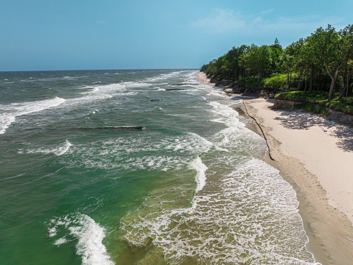 Zamknięto plaże w okolicy Ustki. Morze wyrzuciło na brzeg substancję ropopochodną