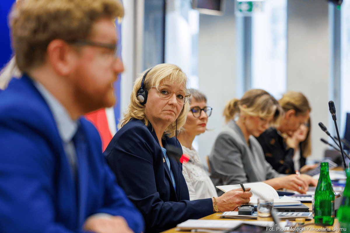 Jak działa manipulacja w sieci. „Dziecko nie zawsze wie, że jest ofiarą [WYWIAD] Sprawcy szukają dzieci tam, gdzie te spędzają czas – na platformach społecznościowych, grach i popularnych serwisach. Po kilku tygodniach wspólnej gry „obcy może już nie wydawać się dziecku obcy, a materiały raz opublikowane w sieci mogą zacząć żyć własnym życiem. Nina Vaaranen-Valkonen z organizacji Protect Children opowiada w rozmowie z CyberDefence24 o tym, jak zmieniają się metody sprawców, dlaczego przemoc online wciąż bywa bagatelizowana i czego potrzeba, by skuteczniej chronić dzieci w świecie, którego nie rozumieją.