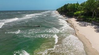 dzika plaża nad Bałtykiem w słoneczny dzień