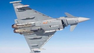 Niemiecki Eurofighter z podwieszonymi dwoma pociskami Meteor