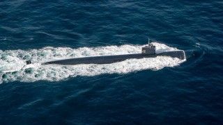 Wielozadaniowy okręt podwodny o napędzie jądrowym USS San Juan (SSN 751) sfotografowany na Oceanie Atlantyckim.