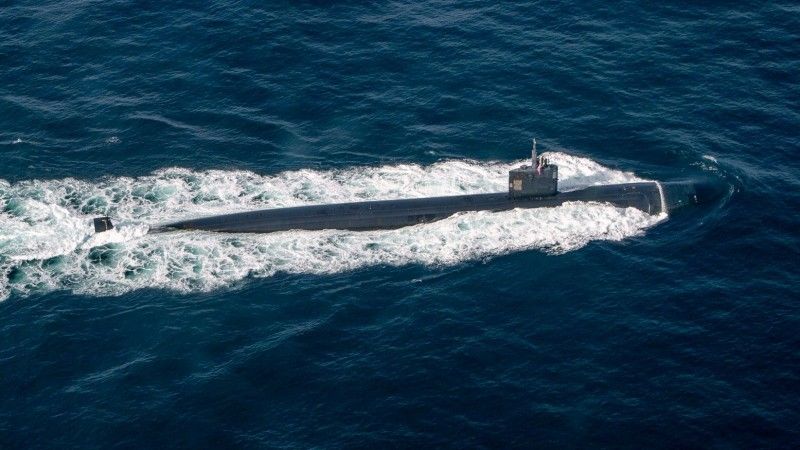 Wielozadaniowy okręt podwodny o napędzie jądrowym USS San Juan (SSN 751) sfotografowany na Oceanie Atlantyckim.