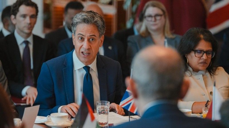 Ed Miliband rozmawia za stołem z innymi politykami