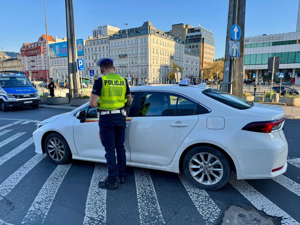 Kontrole na ulicach, dworcach i bazarach. Policja podsumowała akcję w Warszawie